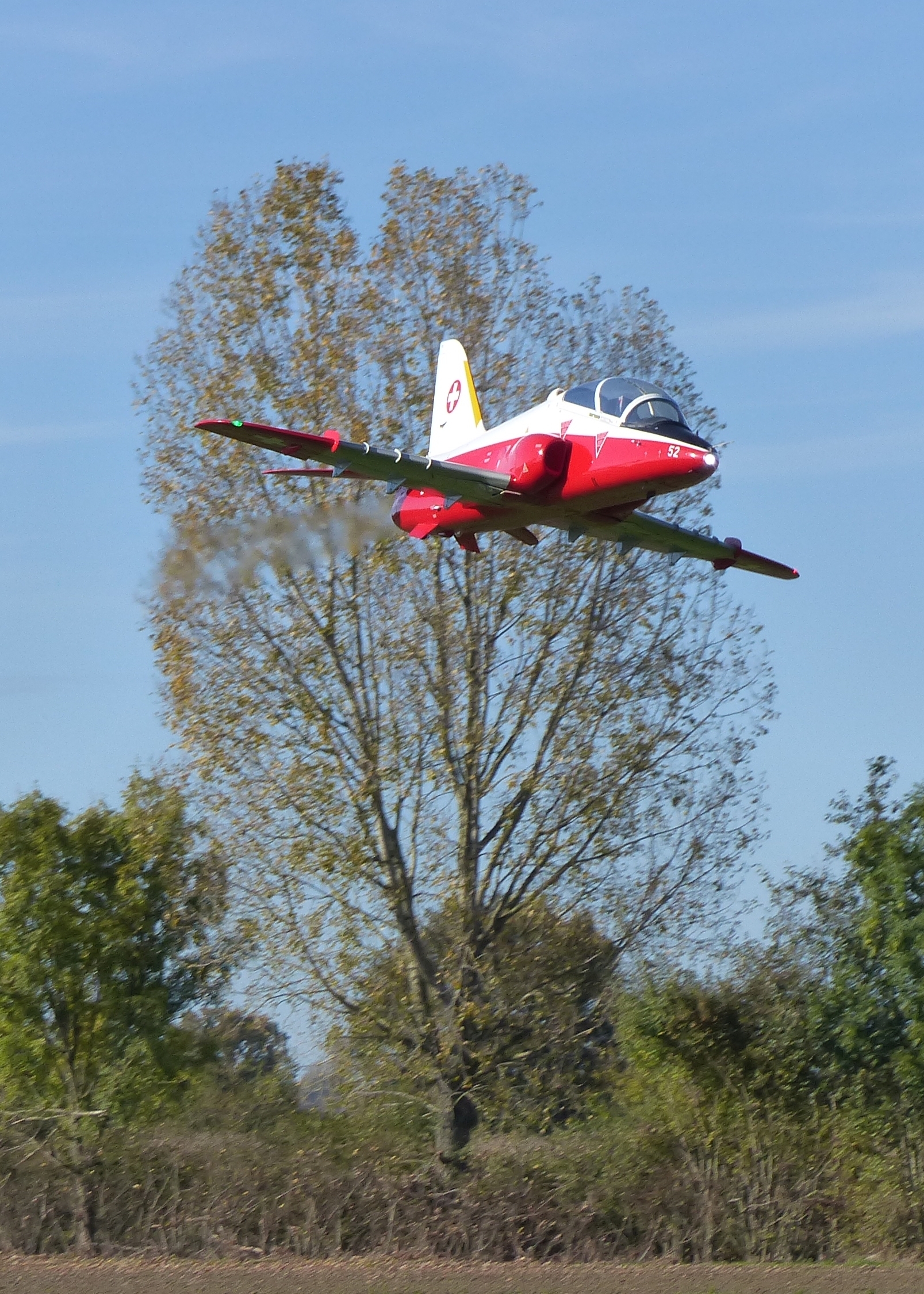 Rot-weißes Jetmodell in der Luft beim Ausfliegen 2024